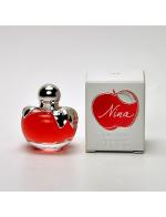 Nina Ricci Nina Eau de Toilette ขนาดทดลอง 4ml. น้ำหอมรูปแอปเปิ้ลสีแดง อ่อนหวาน เย้ายวนและนุ่มนวล ขวดน่ารักน่าสะสม กลิ่นหอมสดใสของผลไม้น่ากินผสานกับกลิ่นดอกไม้หอมหวาน เหมาะสำหรับสาวๆ ที่สดใสน่ารักๆ รับรอง คุณจะเป็นสาวป็อป อย่างคาดไม่ถึง Nina Ricci Nina Eau de Toilette ขนาดทดลอง 4ml. น้ำหอมรูปแอปเปิ้ลสีแดง อ่อนหวาน เย้ายวนและนุ่มนวล ขวดน่ารักน่าสะสม กลิ่นหอมสดใสของผลไม้น่ากินผสานกับกลิ่นดอกไม้หอมหวาน เหมาะสำหรับสาวๆ ที่สดใสน่ารักๆ รับรอง คุณจะเป็นสาวป็อป อย่างคาดไม่ถึง