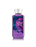 Bath & Body Works Dark Kiss Shea & Vitamin E Shower Gel 295ml. เจลอาบน้ำ กลิ่นนี้จะวนิลาผสมกับกลิ่นผลไม้จำพวกบลูเบอรี่ มาพร้อมกับกลิ่นหอมเย็นๆ ให้ความรู้สึกเท่ๆ แต่น่ารัก กลิ่นค่อนข้างชัดเจนโดดเด่น เหมาะสำหรับสาวๆที่อยากได้กลิ่นติดตัวน Bath & Body Works Dark Kiss Shea & Vitamin E Shower Gel 295ml. เจลอาบน้ำ กลิ่นนี้จะวนิลาผสมกับกลิ่นผลไม้จำพวกบลูเบอรี่ มาพร้อมกับกลิ่นหอมเย็นๆ ให้ความรู้สึกเท่ๆ แต่น่ารัก กลิ่นค่อนข้างชัดเจนโดดเด่น เหมาะสำหรับสาวๆที่อยากได้กลิ่นติดตัวน