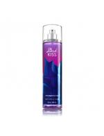 Bath & Body Works Dark Kiss Fine Fragrance Mist 236 ml. สเปร์ยน้ำหอมที่ให้กลิ่นติดกายตลอดวัน กลิ่นวนิลาผสมกับกลิ่นผลไม้จำพวกบลูเบอรี่ มาพร้อมกับกลิ่นหอมเย็นๆ ให้ความรู้สึกเท่ๆ แต่น่ารัก กลิ่นค่อนข้างชัดเจนโดดเด่น เหมาะสำหรับสาวๆที่อยากได้ก Bath & Body Works Dark Kiss Fine Fragrance Mist 236 ml. สเปร์ยน้ำหอมที่ให้กลิ่นติดกายตลอดวัน กลิ่นวนิลาผสมกับกลิ่นผลไม้จำพวกบลูเบอรี่ มาพร้อมกับกลิ่นหอมเย็นๆ ให้ความรู้สึกเท่ๆ แต่น่ารัก กลิ่นค่อนข้างชัดเจนโดดเด่น เหมาะสำหรับสาวๆที่อยากได้ก