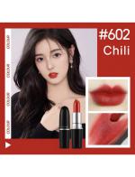 Mac Matte Lipstick 3 g สี Chiliสีแดงอิฐก่ำๆ โทนตุ่นๆ ไอเท็มฮอตทุกฤดูกาลกับลิปเนื้อแมทรุ่นฮิตจาก mac พิกเม้นเข้มข้น ให้เนื้อสีชัด ไม่มีความวาว ให้สีนุ่มฟุ้ง ติดทน กลบสีปากชัดในครั้งเดียว พัฒนามาจากเทคนิคการแต่งหน้า Backstage ของ M·A·C Art Mac Matte Lipstick 3 g สี Chiliสีแดงอิฐก่ำๆ โทนตุ่นๆ ไอเท็มฮอตทุกฤดูกาลกับลิปเนื้อแมทรุ่นฮิตจาก mac พิกเม้นเข้มข้น ให้เนื้อสีชัด ไม่มีความวาว ให้สีนุ่มฟุ้ง ติดทน กลบสีปากชัดในครั้งเดียว พัฒนามาจากเทคนิคการแต่งหน้า Backstage ของ M·A·C Art