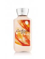 Bath & Body Works Cashmere Glow Shea & Vitamin E Body Lotion 236 ml. โลชั่นบำรุงผิวสุดพิเศษ กลิ่นหอมใหม่นุ่มละมุนของวนิลลาผสมกับกลิ่น Musk และปลายๆกลิ่นมีกลิ่นเบอร์รี่ ให้รู้สึกสดชื่นไม่หวานมากจนเกินไป  Bath & Body Works Cashmere Glow Shea & Vitamin E Body Lotion 236 ml. โลชั่นบำรุงผิวสุดพิเศษ กลิ่นหอมใหม่นุ่มละมุนของวนิลลาผสมกับกลิ่น Musk และปลายๆกลิ่นมีกลิ่นเบอร์รี่ ให้รู้สึกสดชื่นไม่หวานมากจนเกินไป
