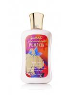 Bath & Body Works Sweet Cinnamon Pumpkin Shea & Vitamin E Body Lotion 236 ml. โลชั่นบำรุงผิวสุดพิเศษ กลิ่นหอมของชินนามอน กับฟักทอง ผสมกันให้กลิ่นเหมือนกลิ่นแอปเปิ้ลผสมวนิลลาค่ะ หอมแบบนุ่มๆอบอวลกลิ่นวนิลลาค่ะ Bath & Body Works Sweet Cinnamon Pumpkin Shea & Vitamin E Body Lotion 236 ml. โลชั่นบำรุงผิวสุดพิเศษ กลิ่นหอมของชินนามอน กับฟักทอง ผสมกันให้กลิ่นเหมือนกลิ่นแอปเปิ้ลผสมวนิลลาค่ะ หอมแบบนุ่มๆอบอวลกลิ่นวนิลลาค่ะ